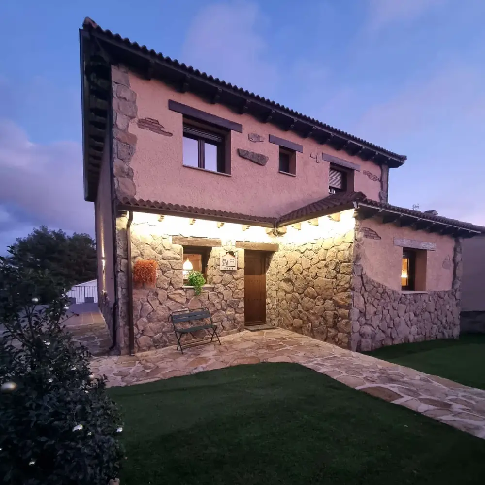 Casa Rural Las Damas de noche, alojamiento rural en Peguerinos con iluminación exterior y entorno tranquilo en la Sierra de Guadarrama
